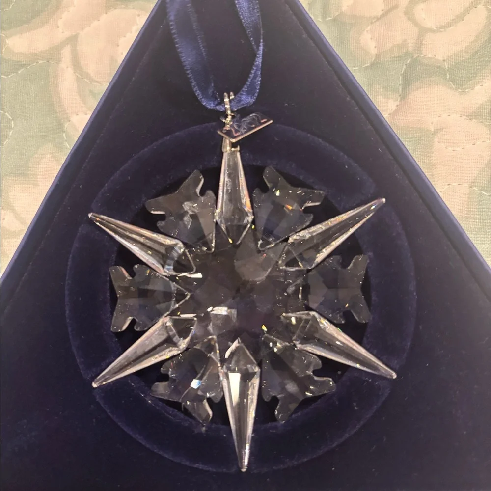 2002 Swarovski Crystal Christmas Ornament - Picture 1 of 2